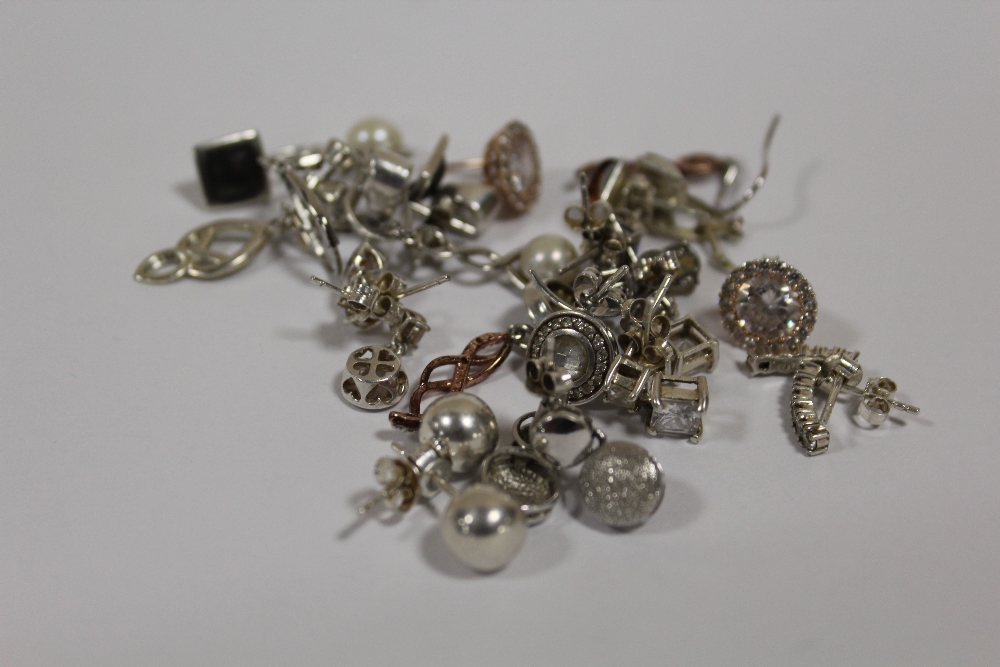 A BAG OF SILVER EARRINGS ETC, APPROX WEIGHT 29.3G