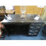 A MODERN DARK WOOD SINGLE PEDESTAL DESK , H 77 cm, W 120 cm, D 56 cm