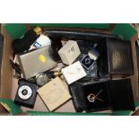 A BOX OF ASSORTED COLLECTABLES AND COSTUME JEWELLERY ETC. TO INCLUDE A SILVER DRESS RING, POCKET