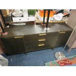 A MODERN BROWN / GOLD SIDEBOARD WITH DRAWERS TO THE CENTRE H 69 cm, W 162 cm, D 47 cm