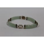 A HALLMARKED 9 CARAT GOLD AND JADE BRACELET