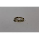 A 9 CT GOLD CELTIC STYLE RING