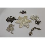 A COLLECTION OF SILVER AND WHITE METAL BROOCHES ETC. TO INCLUDE A LARGE SILVER FILIGREE FLOWER
