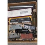 A TRAY OF MODEL RAILWAY ITEMS TO INCLUDE A BOXED KIRDON MAIN LINE ELECTRIC LOCOMOTIVE NO 1000, 84004