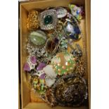 A BOX OF MOSTLY BROOCHES TO INCLUDE SILVER EXAMPLES