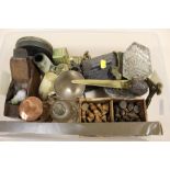 A BOX OF COLLECTABLES TO INCLUDE A SILVER TOPPED SCENT BOTTLE, CHESS PIECES ETC