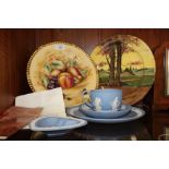 AN AYNSLEY ORCHARD GOLD CABINET PLATE, TOGETHER WITH A ROYAL DOULTON EXAMPLE AND A COLLECTION OF