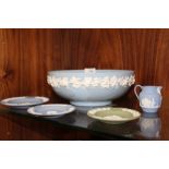 A WEDGWOOD QUEENS WARE FRUIT BOWL TOGETHER WITH FOUR PIECES OF WEDGWOOD JASPERWARE (5)