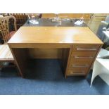 A MODERN LIGHT WOOD SINGLE PEDESTAL DESK WITH A MODERN CHAIR, H 77 cm, W 120 cm, D 56 cm