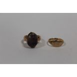 TWO HALLMARKED 9 CARAT GOLD RINGS, ONE SET WITH A SCARAB BEETLE SHAPED AMETHYST A/F