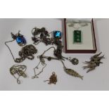 A BAG OF SILVER AND WHITE METAL JEWELLERY TO INCLUDE A JADE TYPE PENDANT, ARTICULATED FISH
