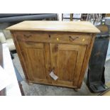 A VICTORIAN PINE TWO DOOR CUPBOARD WITH FRIEZE DRAWER ABOVE H 115 cm, W 109 cm, D 51 cm