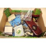 A BOX OF ASSORTED COSTUME JEWELLERY TO INCLUDE AN ANTIQUE COPPER WATCH CHAIN, BROOCHES ETC