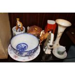 A COLLECTION OF ASSORTED CERAMICS TO INCLUDE A BESWICK PALOMINO HORSE, MINTON BLUE AND WHITE BOW,