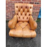 A LARGE MODERN TAN LEATHER CLUB STYLE GENTLEMANS ARMCHAIR - SLIGHT DAMAGE