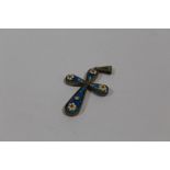 A WHITE METAL AND FLORAL ENAMEL CROSS PENDANT