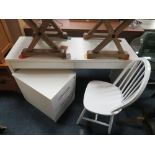 A MODERN WHITE TWO DRAWER DESK H 76 cm, W 142 cm TOGETHER WITH A MODERN WHITE FILING DRAWER AND A