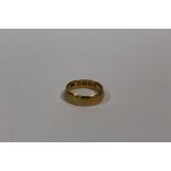 A HALLMARKED 22 CARAT GOLD WEDDING BAND