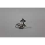 A 9 CARAT WHITE GOLD SPLIT BAND CLOVER SHAPED DRESS RING SIZE - N1/2 APPROX WEIGHT - 4.8G