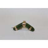 A 9CT ROSE GOLD MOUNTED JADE BROOCH IN THE FORM OF A BOOMERANG