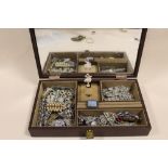 A MUSICAL JEWELLERY BOX CONTAINING A QUANTITY OF VINTAGE DRESS CLIPS AND DUET CLIPS