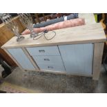 A LARGE MODERN SIDEBOARD WITH THREE CENTRAL DRAWERS AND SLIDING CUPBOARD DOORS, H 85 cm, W 180 cm, D