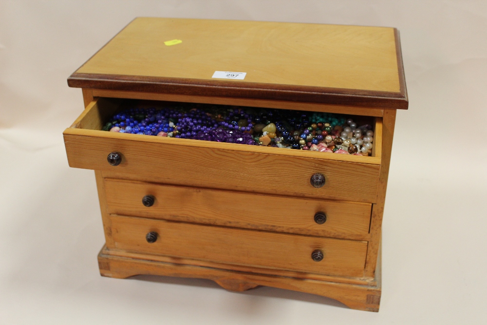 A PINE DESK TOP FOUR DRAWER CHEST CONTAINING A QUANTITY OF BEAD NECKLACES ETC., W 41 CM H 32 CM D 26