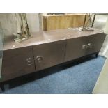 A MODERN FOUR DOOR SIDEBOARD, H 64 cm, W 201 cm, D 51 cm