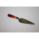 A NOVELTY ANTIQUE HALLMARKED SILVER AND AGATE TROWEL SHAPED BOOKMARK