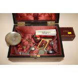 AN ANTIQUE MAHOGANY JEWELLERY BOX CONTAINING ASSORTED COLLECTABLES TO INCLUDE SILVER CROSS PENDANTS,
