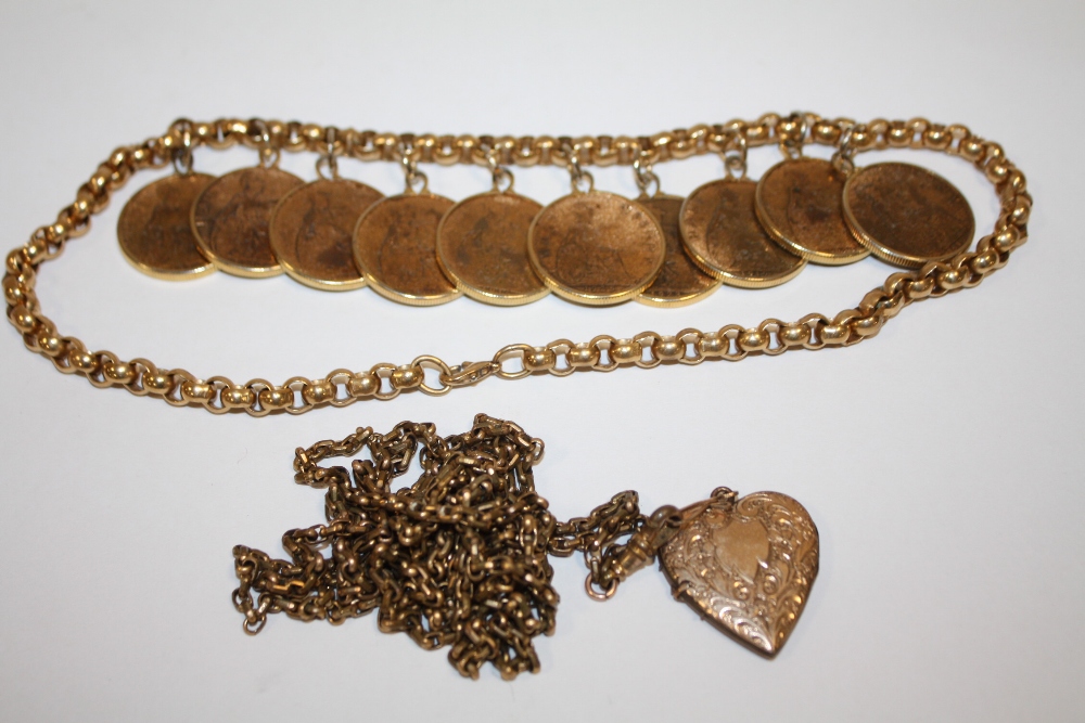 A YELLOW METAL CHAIN WITH MOUNTED HALF PENNY COINS, TOGETHER WITH A LOCKET PENDANT ON LONG MUFF
