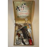 A BOX OF VINTAGE COLLECTABLES TO INCLUDE NETSUKES, METALWARE ETC