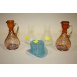 A COLLECTION OF VINTAGE STUDIO AND OTHER GLASSWARE TO INCLUDE A HAT SHAPED VASE OF SMALL