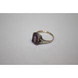 A VINTAGE 9CT GOLD AND SILVER DRESS RING SET WITH A PURPLE STONE