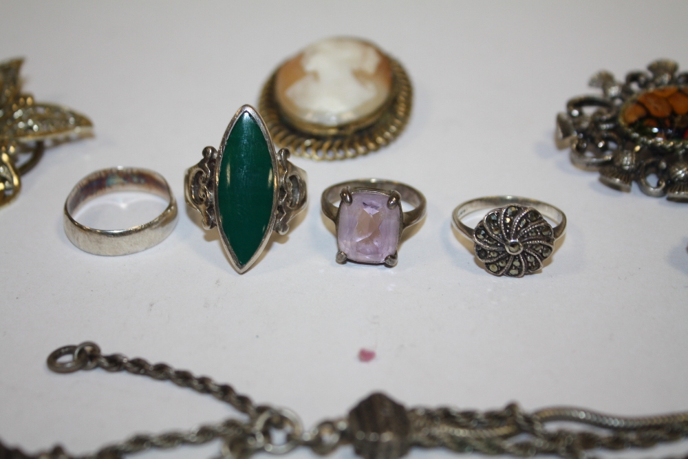 A BOX OF ASSORTED JEWELLERY TO INCLUDE SILVER DRESS RINGS, ALBERTINA WATCH CHAIN, CAMEO BROOCH ETC - Image 2 of 2