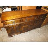A REPRODUCTION OAK 'OLD CHARM' GOTHIC STYLE SIDEBOARD H-81 CM W-153 CM