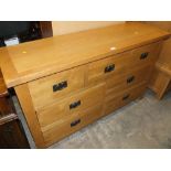 A MODERN OAK 7 DRAWER CHEST OF DRAWERS H-86 CM W-140 CM