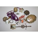 A BAG OF ANTIQUE AND VINTAGE JEWELLERY TO INCLUDE BROOCHES