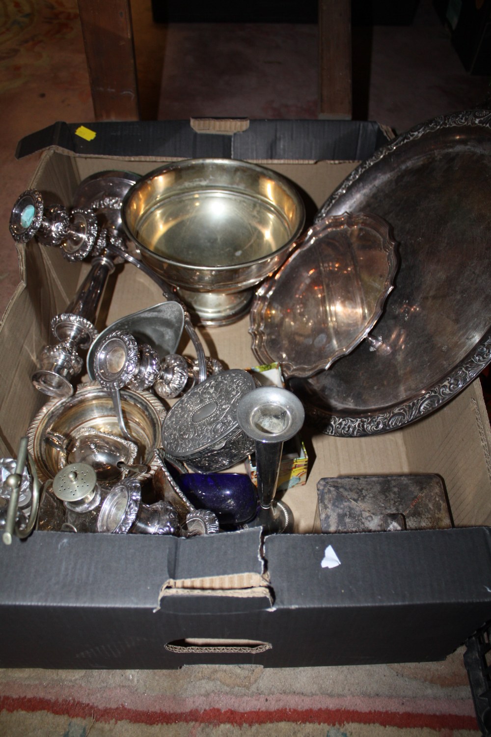 A TRAY OF SILVER PLATED METALWARE TO INCLUDE A CANDELABRA FOOTED BOWL ETC.