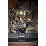 A TRAY OF SILVER PLATED METALWARE TO INCLUDE A CANDELABRA FOOTED BOWL ETC.