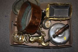 A TRAY OF ASSORTED METALWARE TO INCLUDE A BRASS HORSE AND CART FIGURE