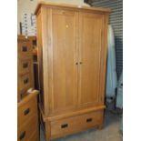 A MODERN DOUBLE OAK WARDROBE WITH DRAWER BELOW H-198 CM W-107 CM