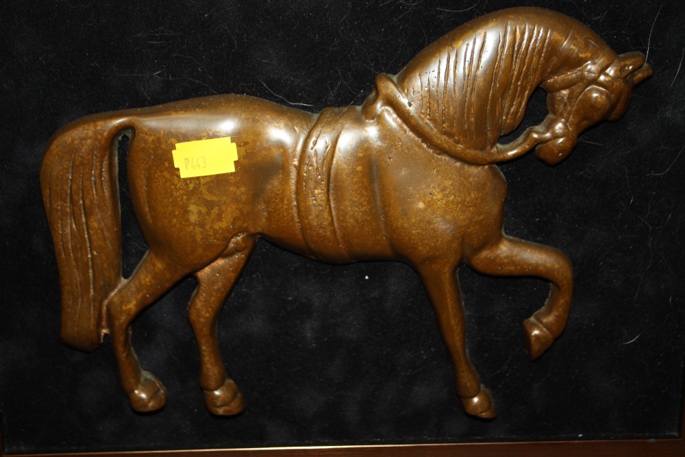 A BRONZE TYPE WALL MOUNTABLE PLAQUE OF A HORSE - Image 3 of 3