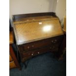 AN EARLY 20TH CENTURY MAHOGANY BUREAU WITH CARVED DETAIL H-102 CM W-75 CM