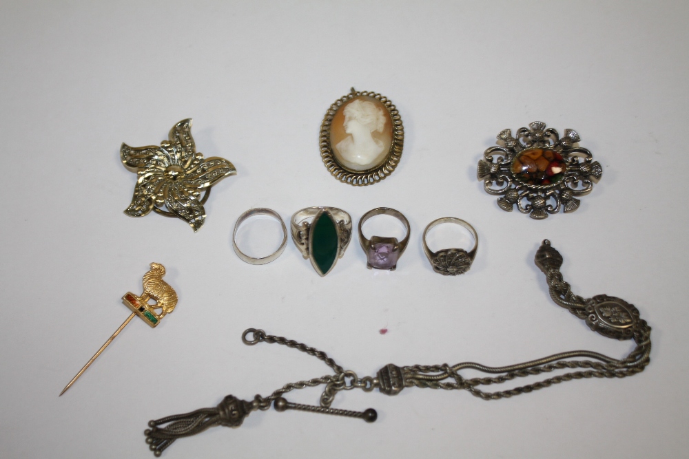 A BOX OF ASSORTED JEWELLERY TO INCLUDE SILVER DRESS RINGS, ALBERTINA WATCH CHAIN, CAMEO BROOCH ETC