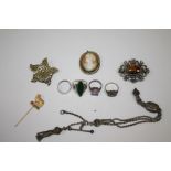 A BOX OF ASSORTED JEWELLERY TO INCLUDE SILVER DRESS RINGS, ALBERTINA WATCH CHAIN, CAMEO BROOCH ETC