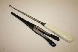 AN EBONISED PAIR OF GLOVE STRETCHERS WITH HALLMARK SILVER MOUNTS TOGETHER WITH A BUTTON HOOK