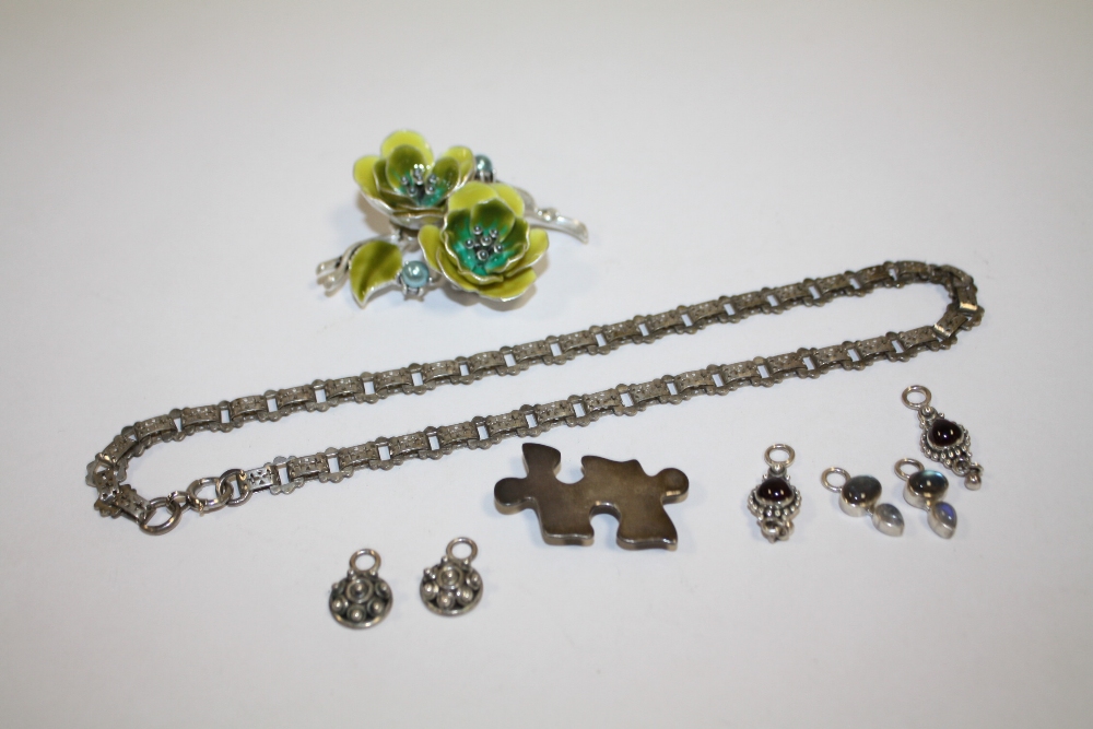 A COLLECTION OF SILVER AND WHITE METAL JEWELLERY TO INCLUDE A JIGSAW SHAPED PUZZLE PIECE BROOCH,