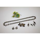 A COLLECTION OF SILVER AND WHITE METAL JEWELLERY TO INCLUDE A JIGSAW SHAPED PUZZLE PIECE BROOCH,