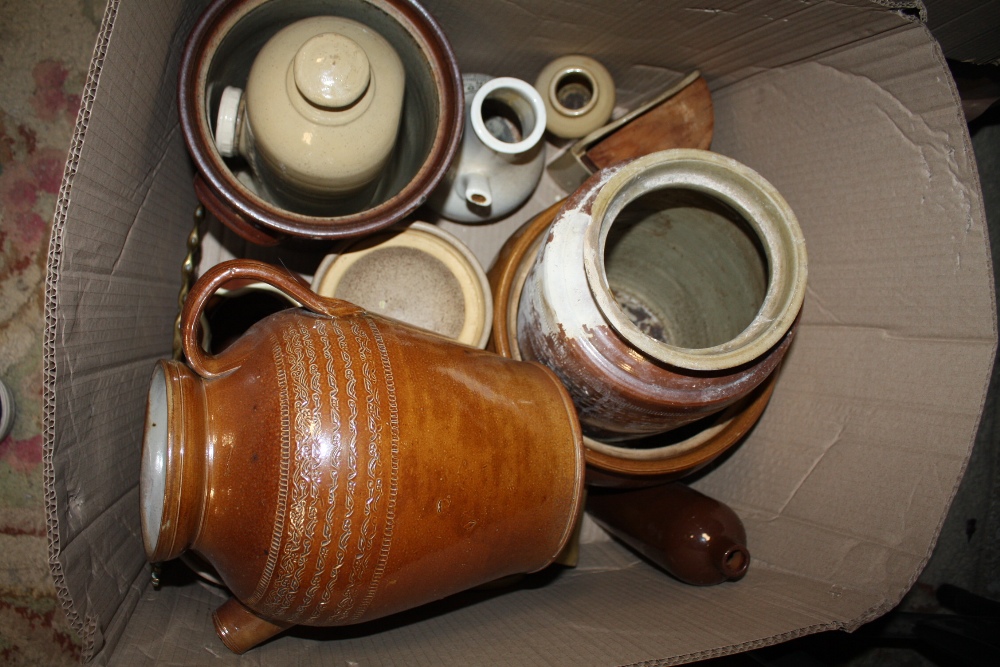 A LARGE BOX OF VINTAGE STONEWARE TO INCLUDE VASES AND BOTTLES